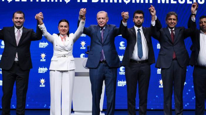 CHP'li iki belediye başkanı bir başkanvekili AK Parti'ye katıldı: Rozetlerini Erdoğan taktı