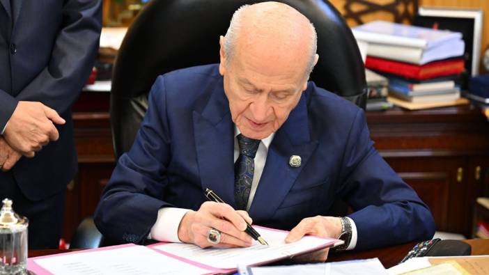 Çerçeve yasada imza süreci başladı: İlk imza Bahçeli’den