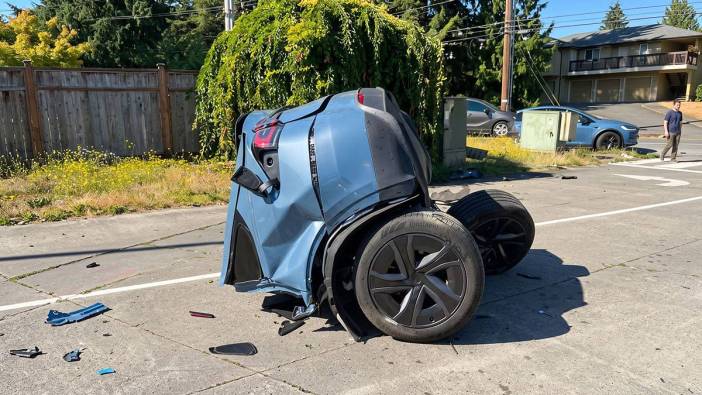 Otonom sürüşteki Tesla çarpışmanın etkisiyle ortadan ikiye bölündü
