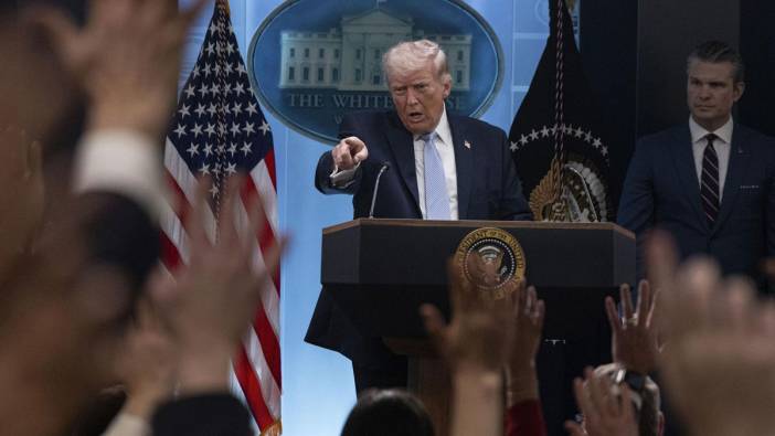 Anketlerde dibi gören Trump her yolu deniyor: 5 bin dolar vaadinden sonra şimdi de “yemin” ettirdi