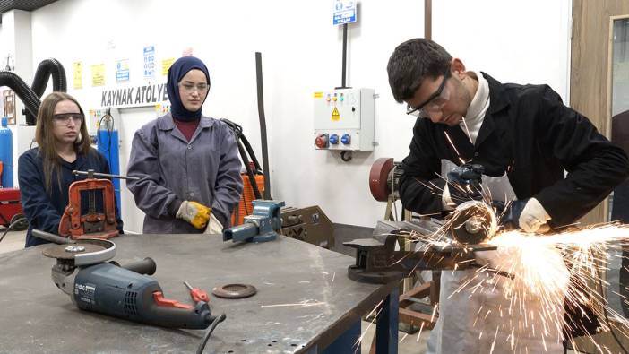 Ön lisans öğrencilerine en az 4 ay fabrika deneyimi şartı geldi