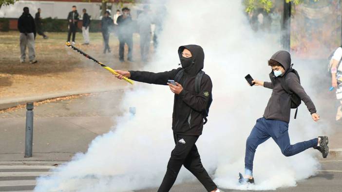 Fransa’da öğrenciler sokakta: 500 lisede eğitime ara verildi