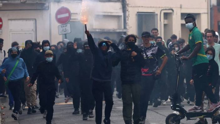Fransa’da 30 bin öğrenci haftalarca yüz yüze eğitim alamayacak