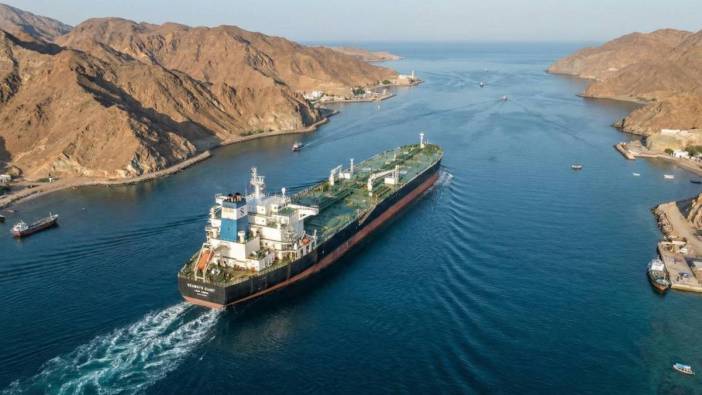 İran’dan Hürmüz uyarısı: İzin verilmeyen rotada iki tanker vuruldu