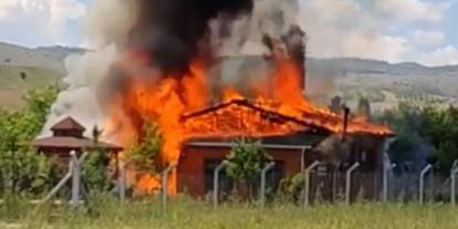 Ankara�da korkutan yangın Ahşap ev alevlere teslim oldu