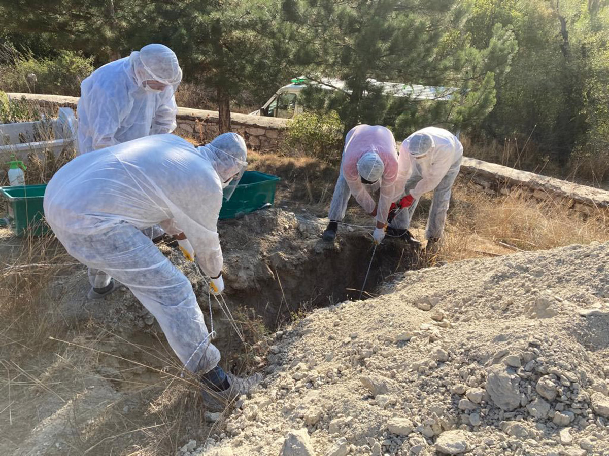 emette-koronavirusten-olen-5-kisi-tabutlariyla-topraga-verildi-6082-dhaphoto3