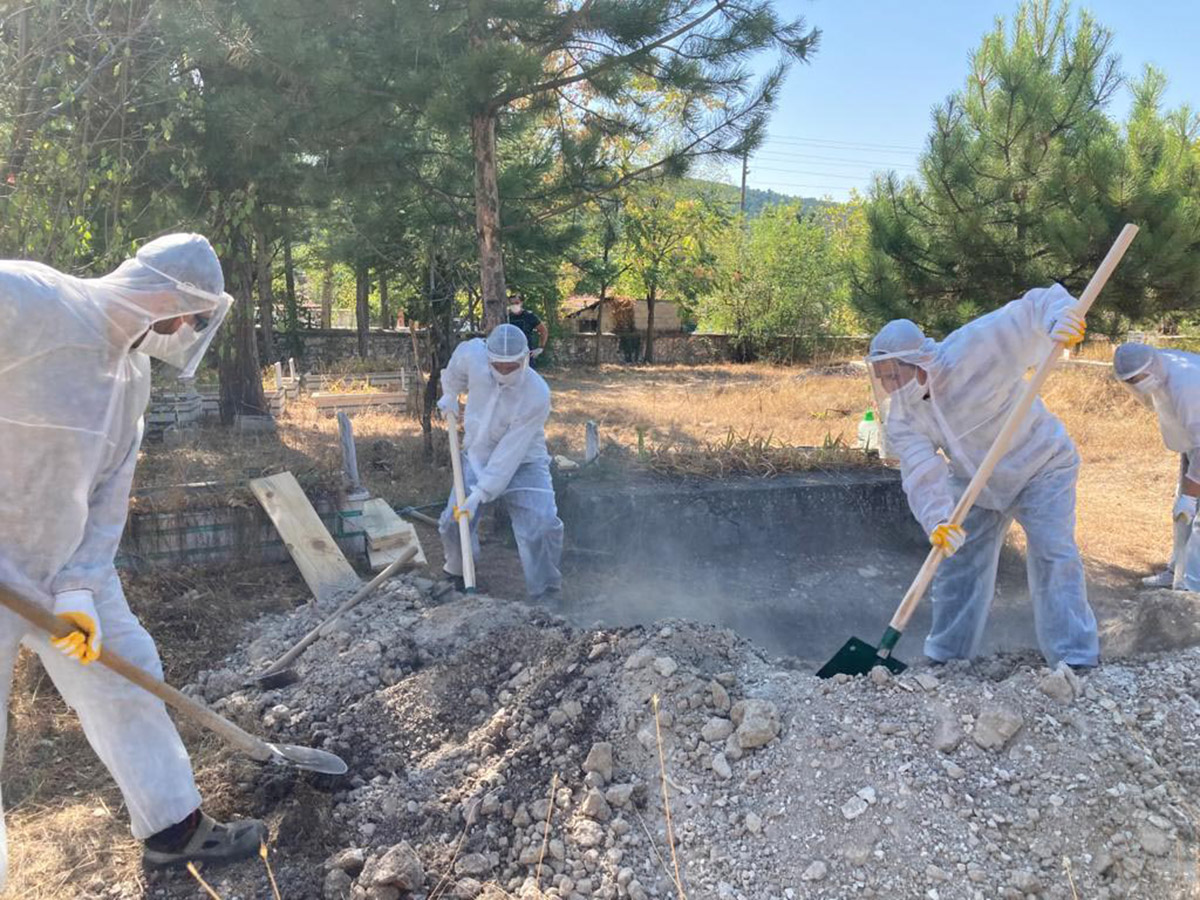 emette-koronavirusten-olen-5-kisi-tabutlariyla-topraga-verildi-6082-dhaphoto5