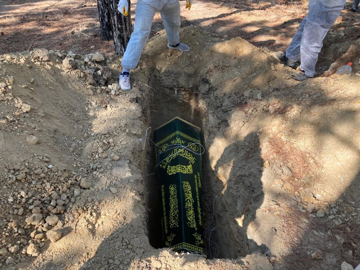 emette-koronavirusten-olen-5-kisi-tabutlariyla-topraga-verildi-6082-dhaphoto7