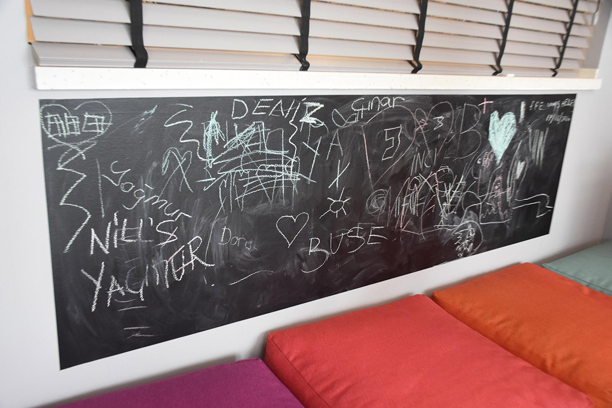 yazi-tahtalari-evlere-girdi-uzmanlar-tebesire-karsi-uyardi-7749-dhaphoto2