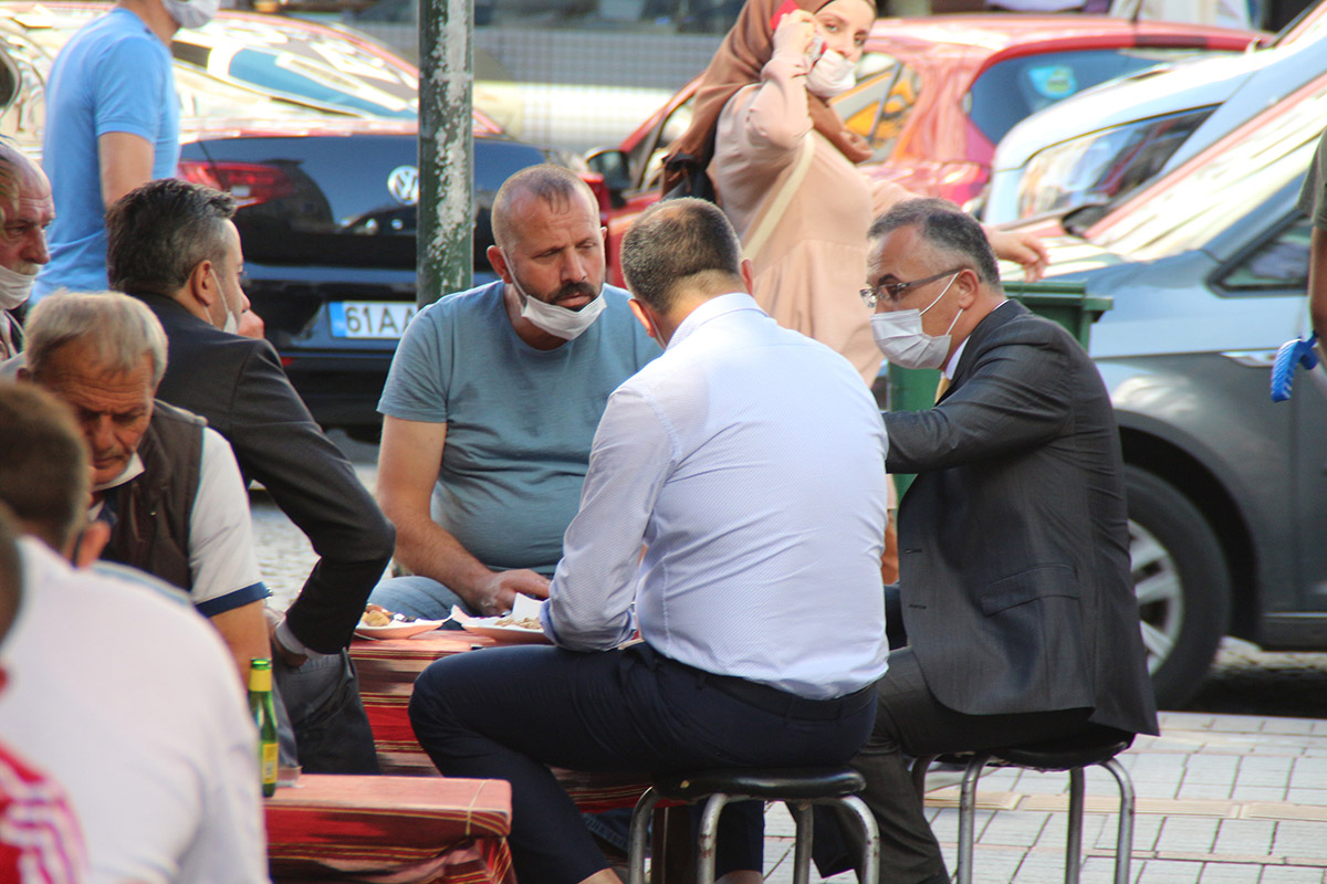 sokaga-inen-validen-uyari-masa-tabure-sohbetlerinde-virus-yayiliyor-7909-dhaphoto10