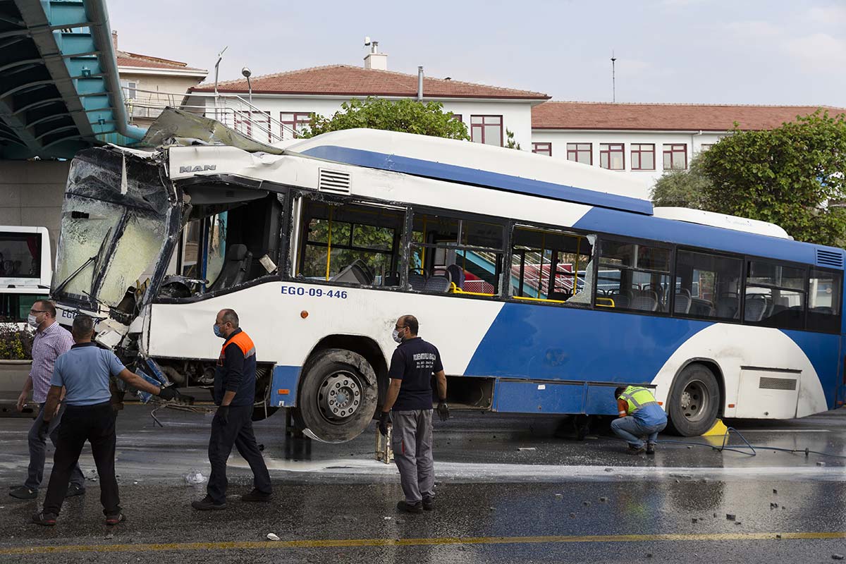 Son Dakika Ankara Da Belediye Otobusu Yaya Gecidine Carpti Yaralilar Var