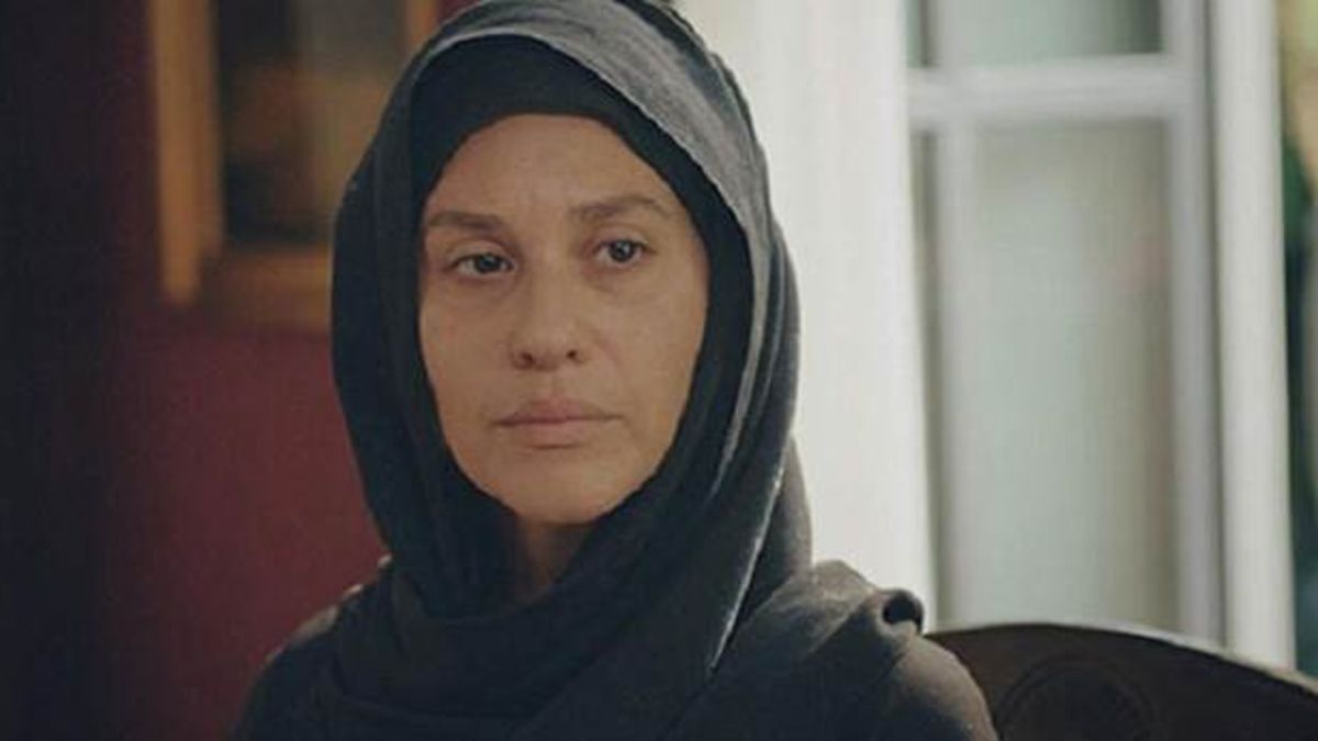 kirmizi-odada-melihanin-okudugu-ilahinin-ismi-nedir