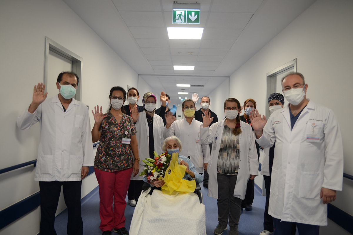 94-yasindaki-emekli-hemsire-koronavirusu-yendi-1161-dhaphoto1