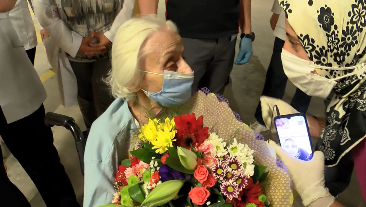 94-yasindaki-emekli-hemsire-koronavirusu-yendi-1161-dhaphoto6