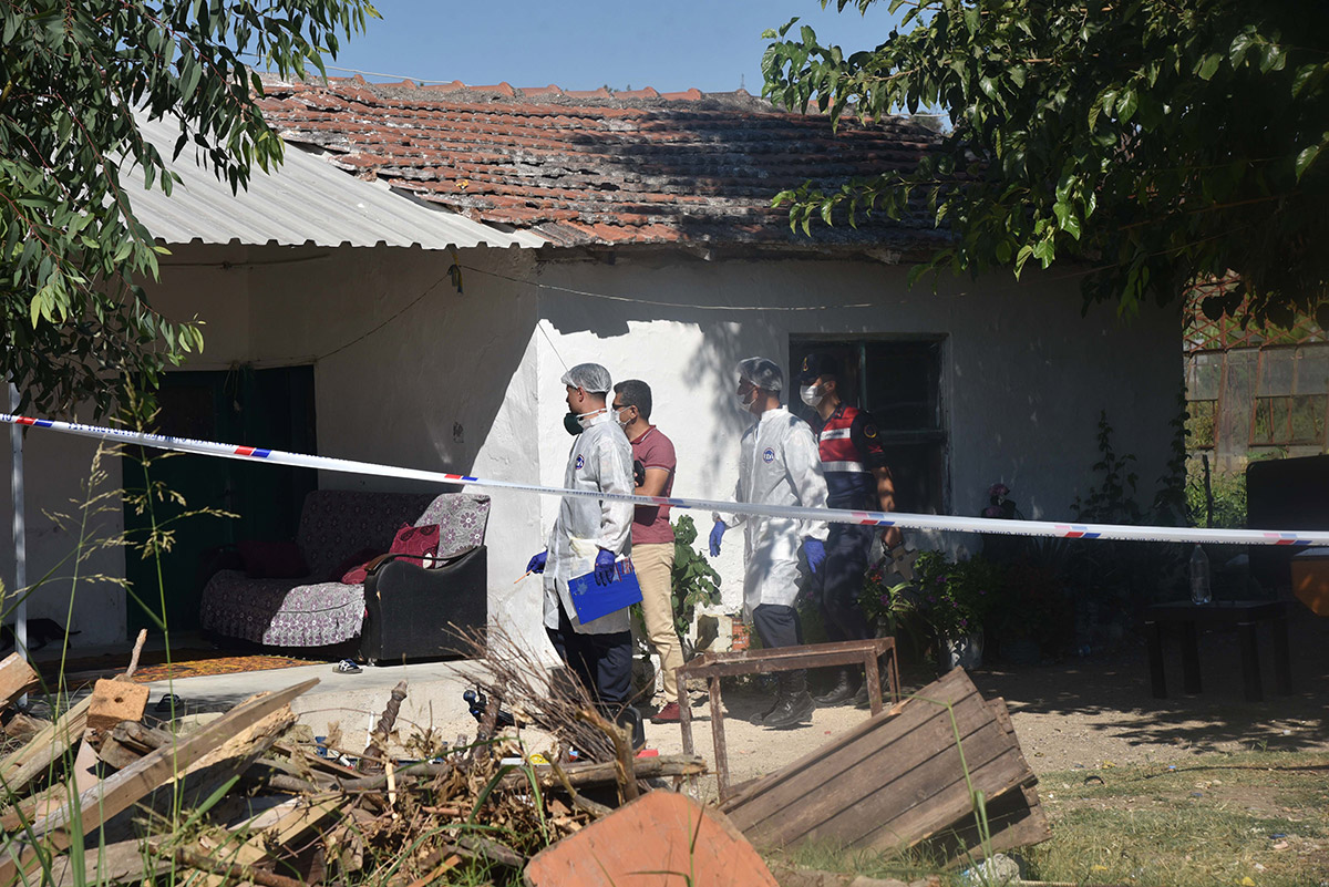 cifte-cinayet-sanigi-kabaklarina-bakmadiklari-icin-10-kisiyi-olum-listesine-almis-1068-dhaphoto1