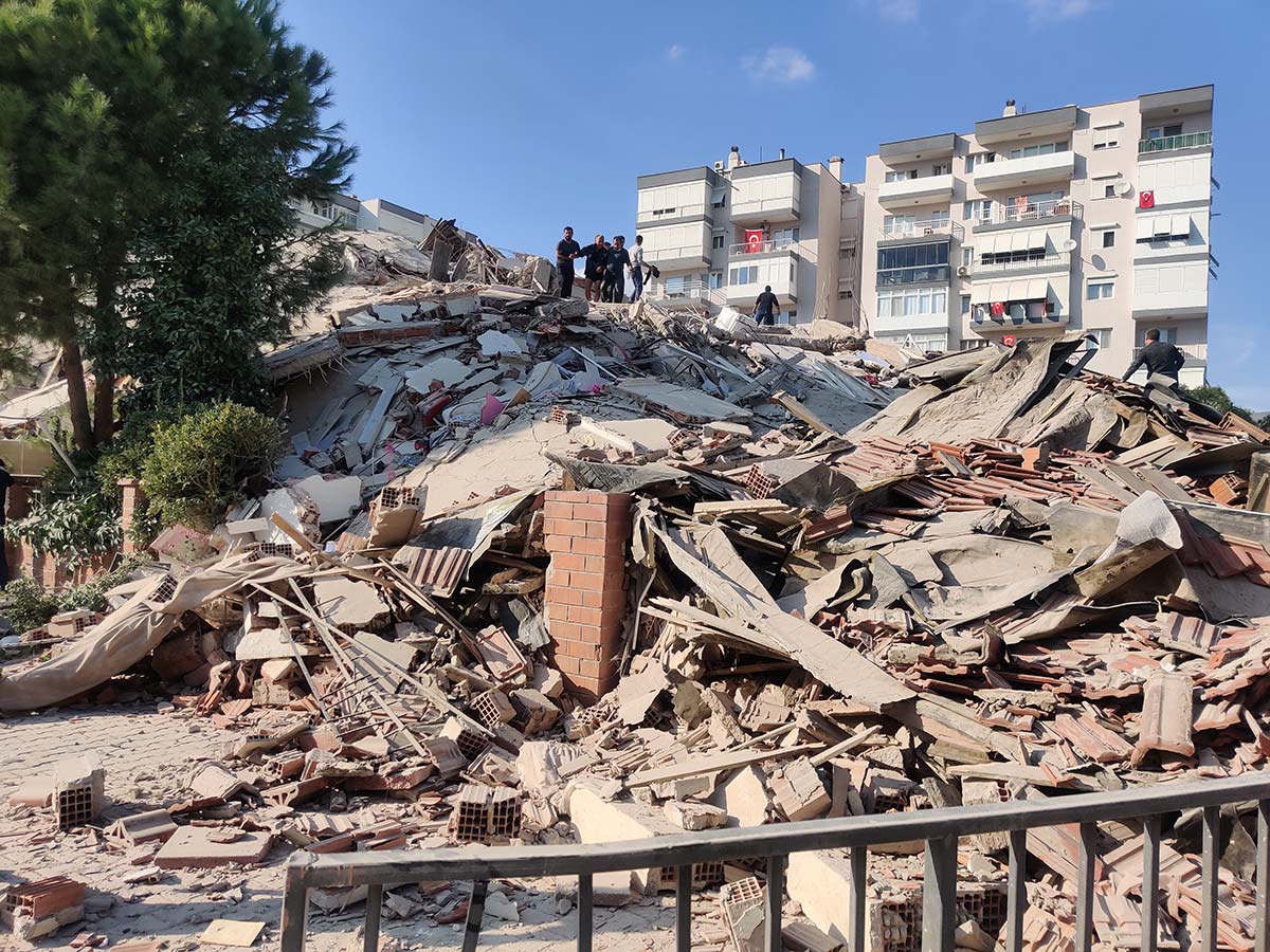son dakika izmir deki depremden ilk goruntuler