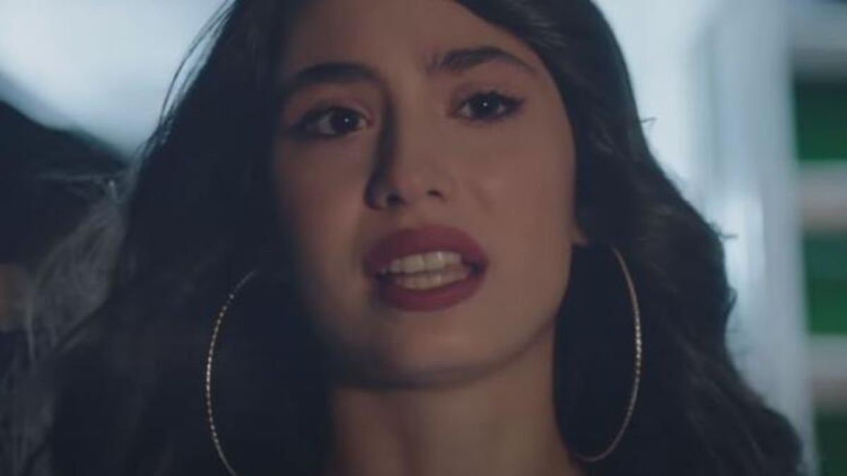 kirmizi-odada-garip-sevdigi-kadini-olduruyor-mu