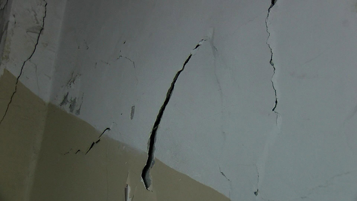 bakirkoyde-binasindaki-catlaklari-cekip-sosyal-medyadan-paylasti-9263-dhaphoto2