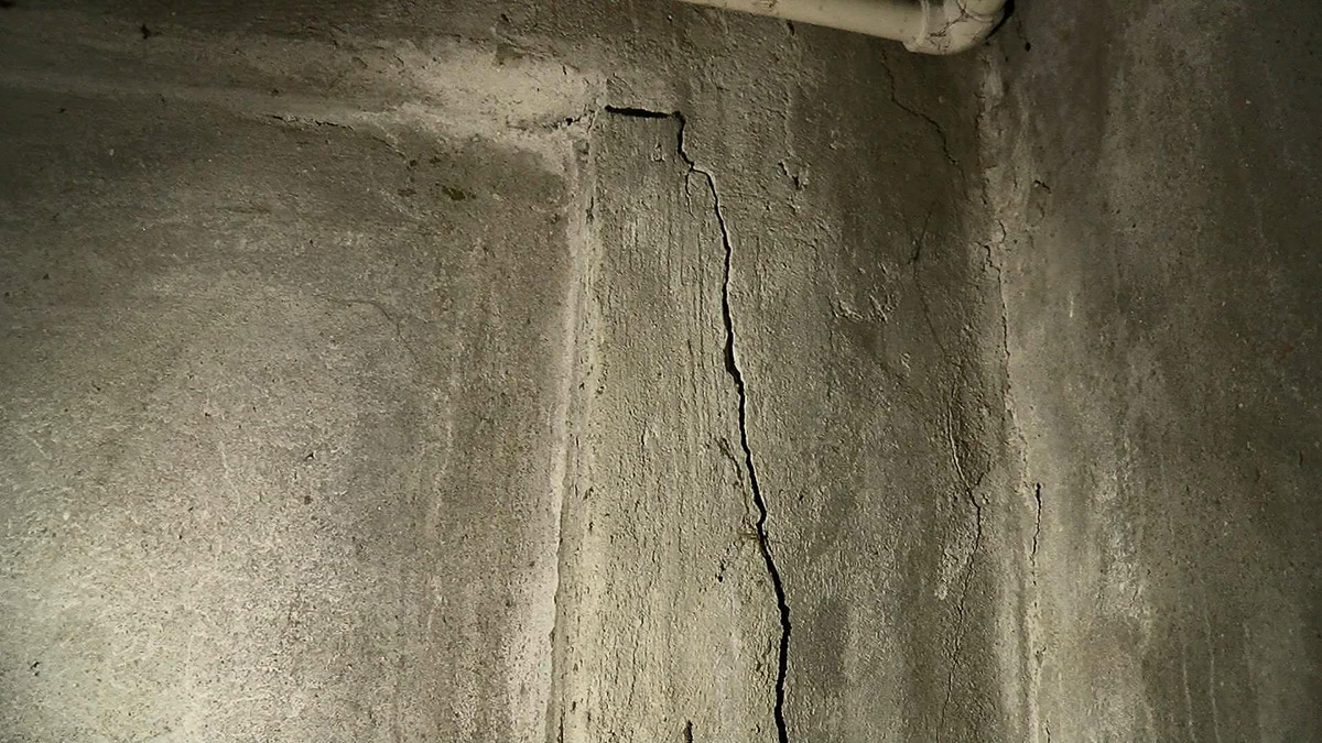 bakirkoyde-binasindaki-catlaklari-cekip-sosyal-medyadan-paylasti-9263-dhaphoto5