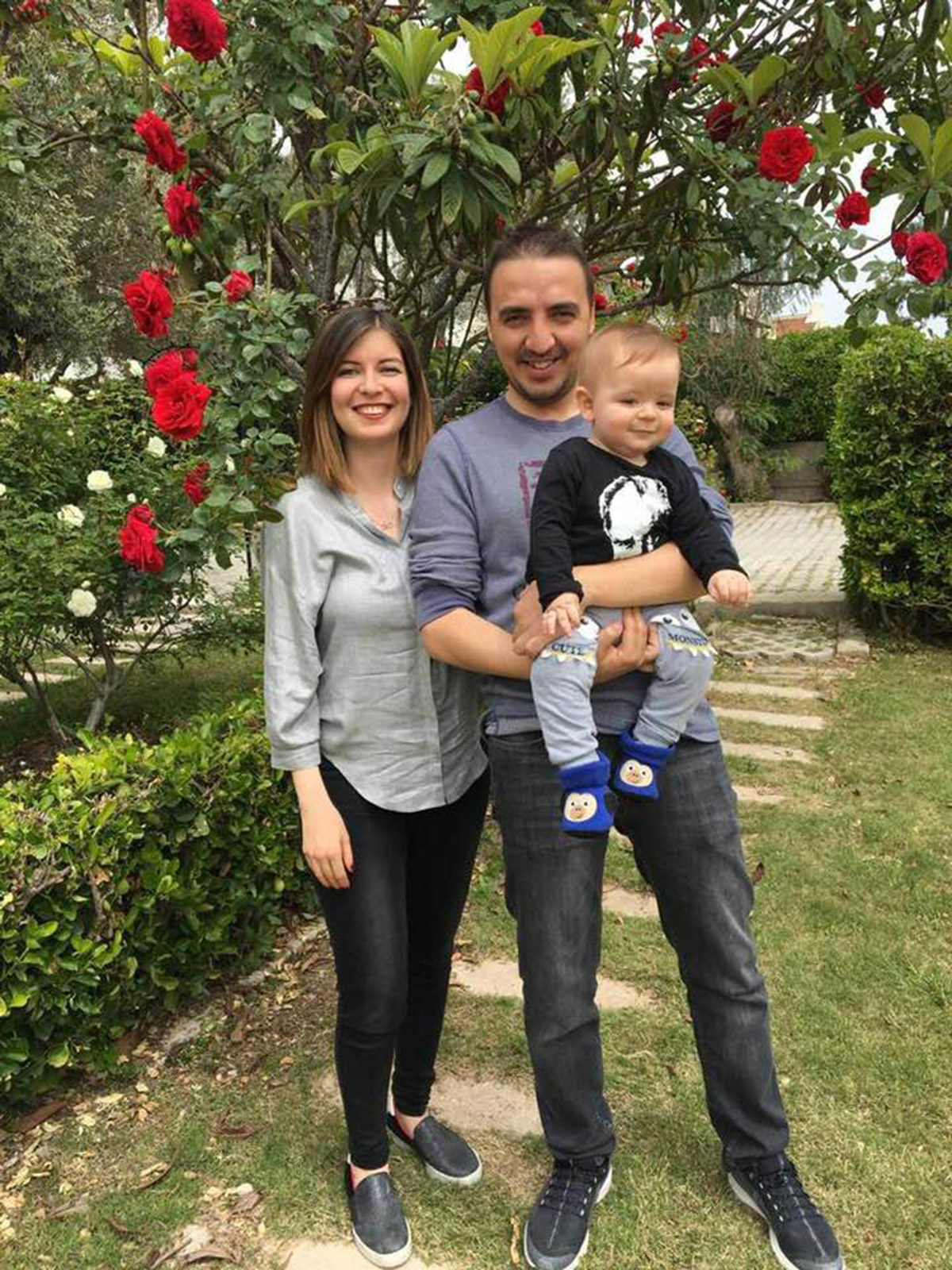 depremde-yasamini-yitiren-3-kisilik-kucukyumuk-ailesi-son-yolculuklarina-ugurlandi-8108-dhaphoto6-1