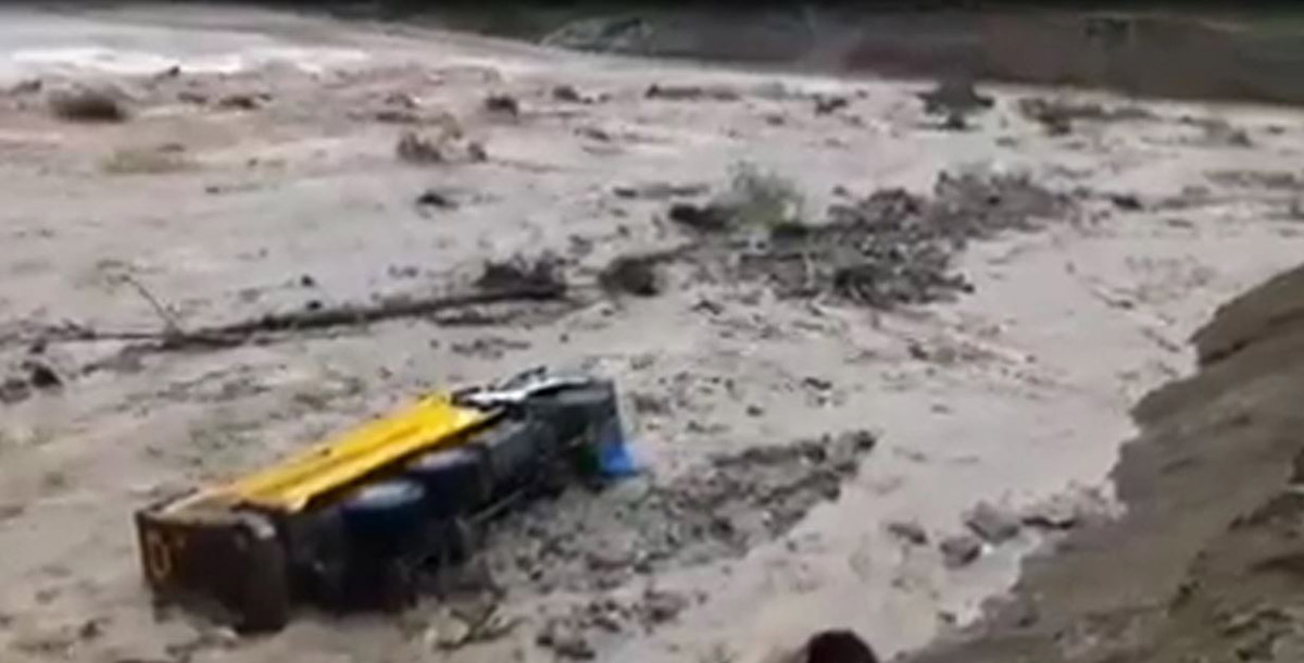 giresunda-santiyeyi-sel-basti-is-makineleri-suruklendi-1462-dhaphoto3