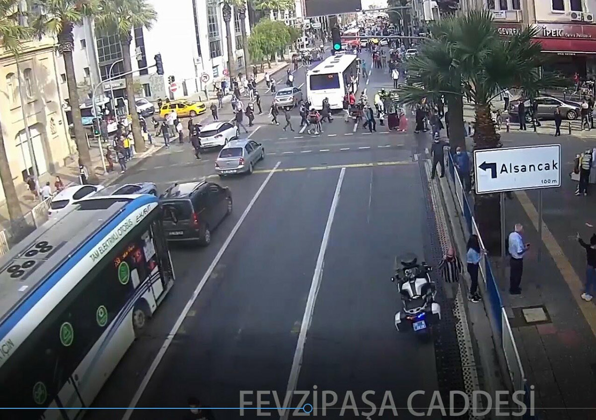 deprem-sirasindaki-korku-ve-panik-mobese-kameralarinda-8497-dhaphoto2