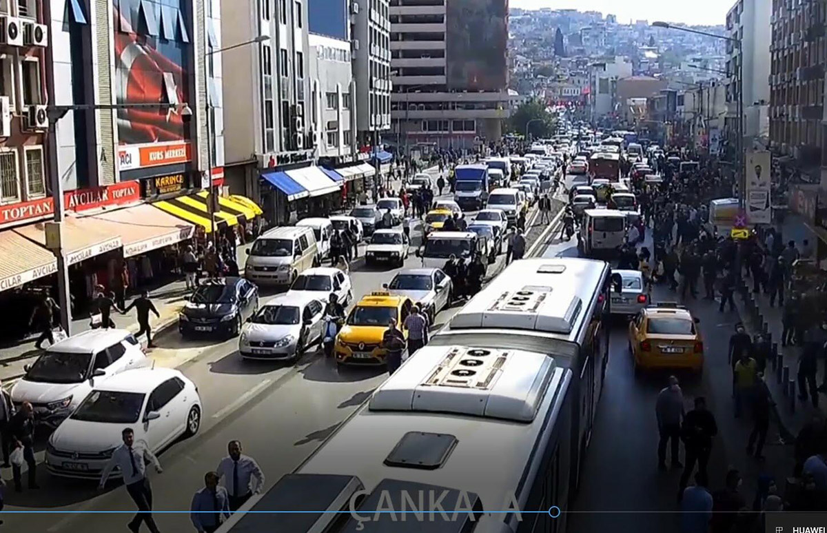 deprem-sirasindaki-korku-ve-panik-mobese-kameralarinda-8497-dhaphoto7