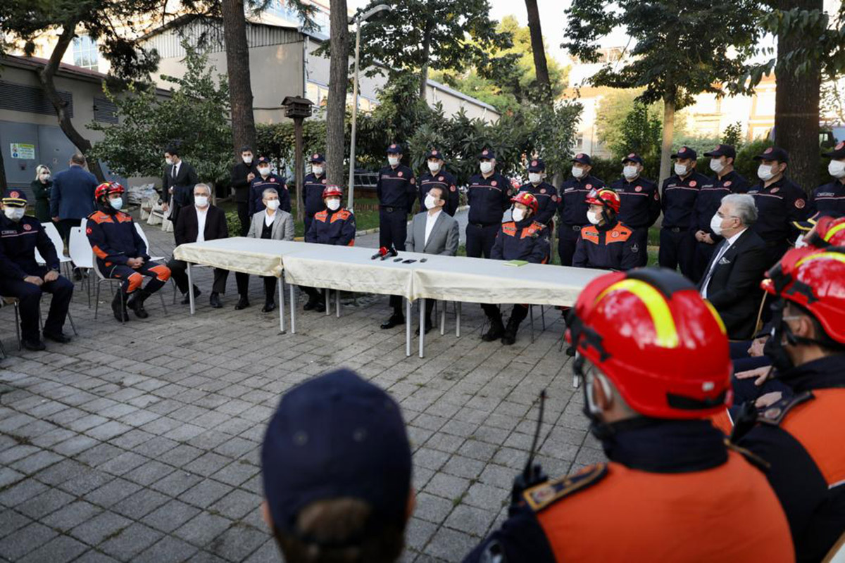 imamoglu-kovid-tedavisi-sonrasi-ilk-ziyaretini-istanbul-itfaiyesine-yapti-9393-dhaphoto1