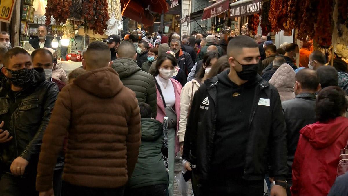 misir-carsisinda-dikkat-ceken-kalabalik-vatandaslar-polis-dronuyla-uyarildi-6357-dhaphoto1