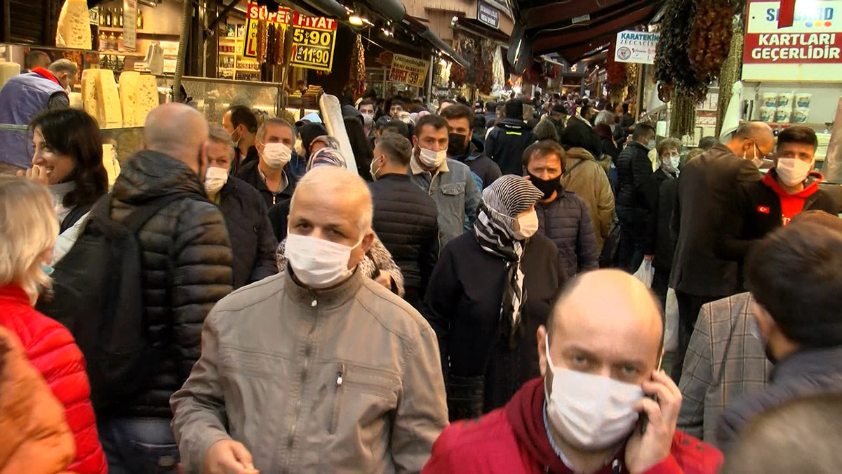 misir-carsisinda-dikkat-ceken-kalabalik-vatandaslar-polis-dronuyla-uyarildi-6357-dhaphoto3