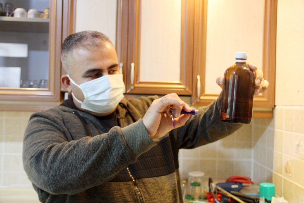 Evini laboratuvara çevirip koronavirüse savaş açtı: Kendi dezenfektanını üretiyor