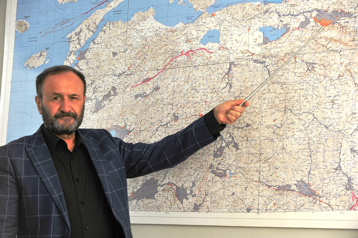 izmiri-vuran-deprem-sonrasi-uzmanlar-o-bolgeyi-isaret-etti-katil-fay-marmarayi-etkileyecek-7457-dhaphoto2