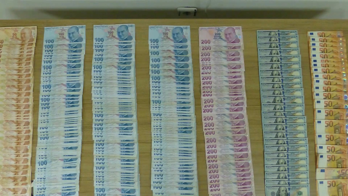 casus-yazilimi-ile-banka-hesaplarini-ele-geciren-ceteye-operasyon-5-kisi-tutuklandi-4458-dhaphoto2