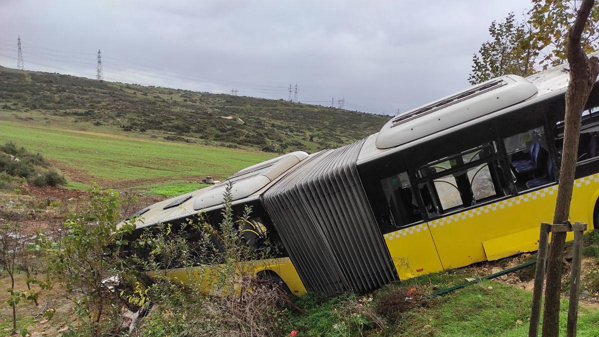 basaksehirde-iett-otobusu-devrildi-001