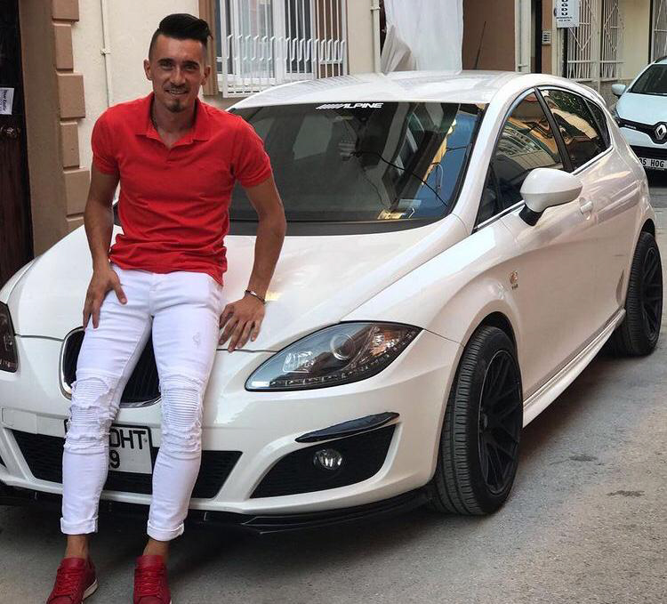 enkaz-altinda-kalan-futbolcu-yasam-mucadelesi-veriyor-001