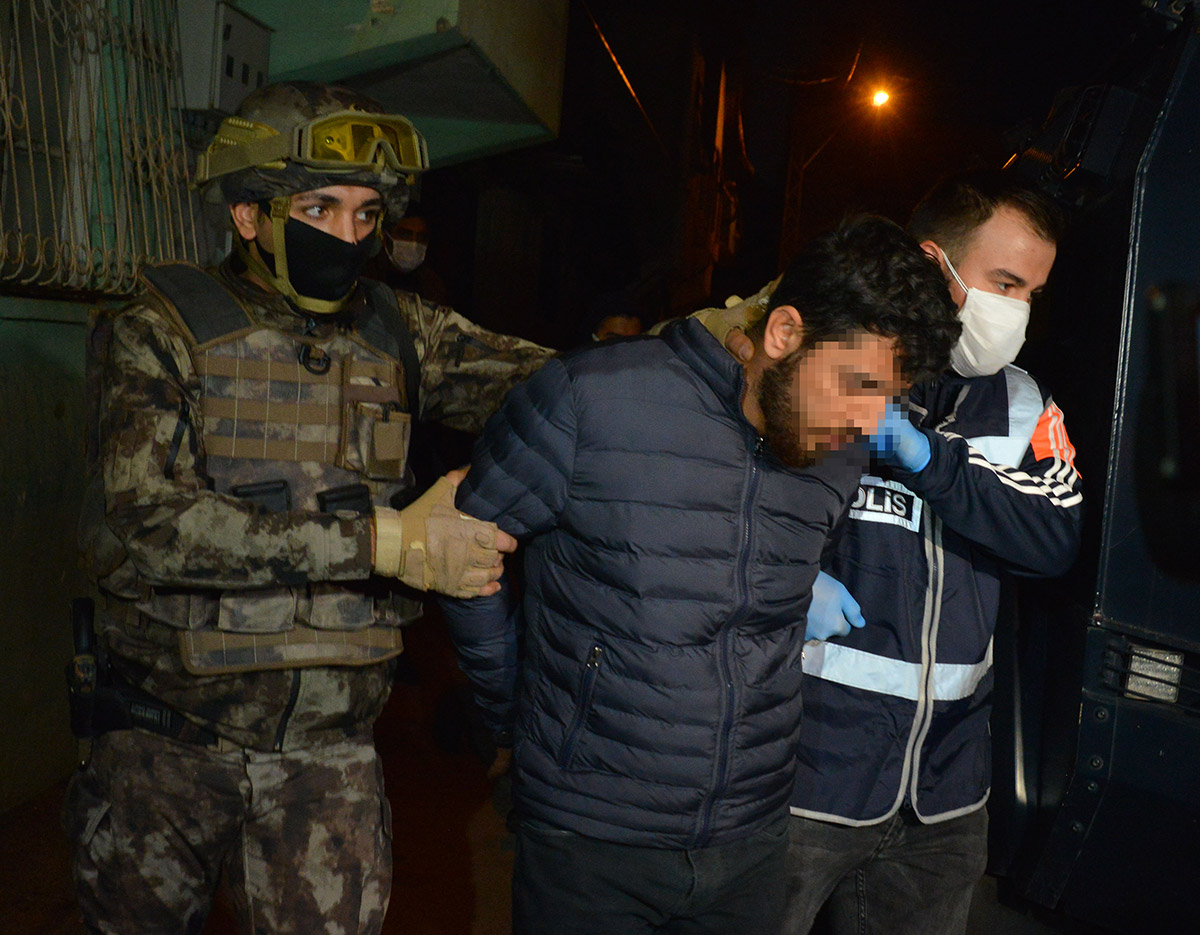 adanada-safak-vakti-uyusturucu-operasyonu-5897-dhaphoto10