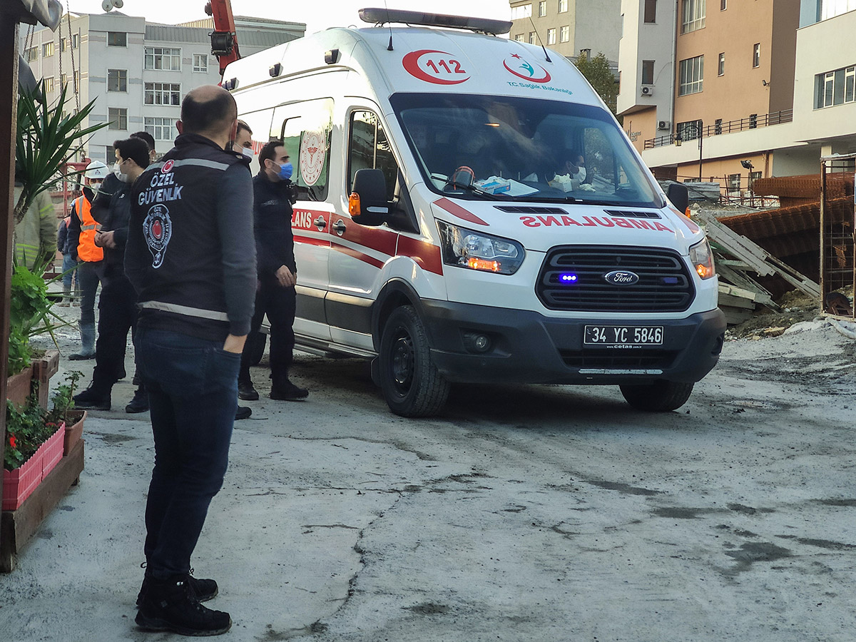 kucukcekmecede-metro-santiyesinde-beton-mikseri-devrildi-9993-dhaphoto7