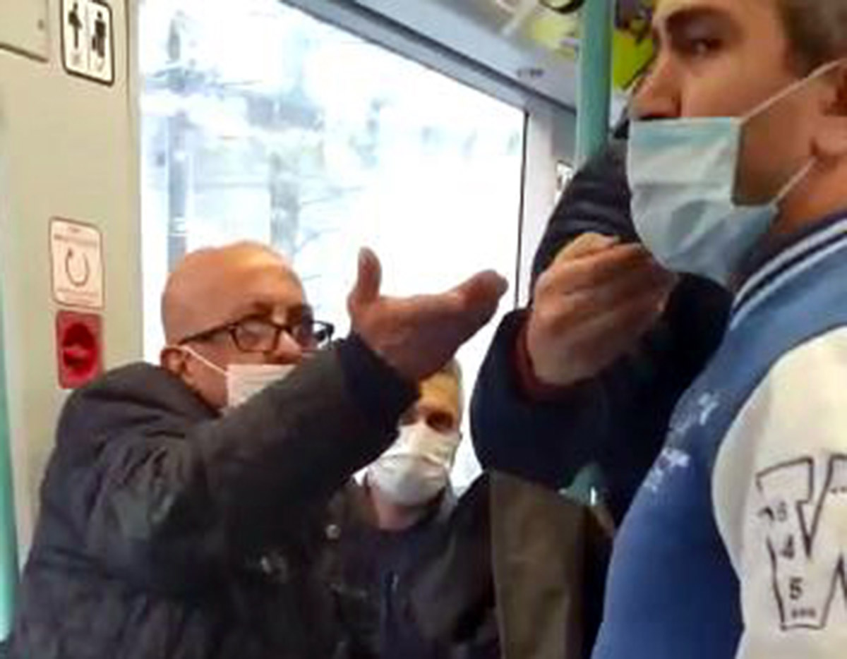 tramvayda-maske-icin-uyaran-kisiye-neyin-pesindesin-diye-bagirdi-2432-dhaphoto1