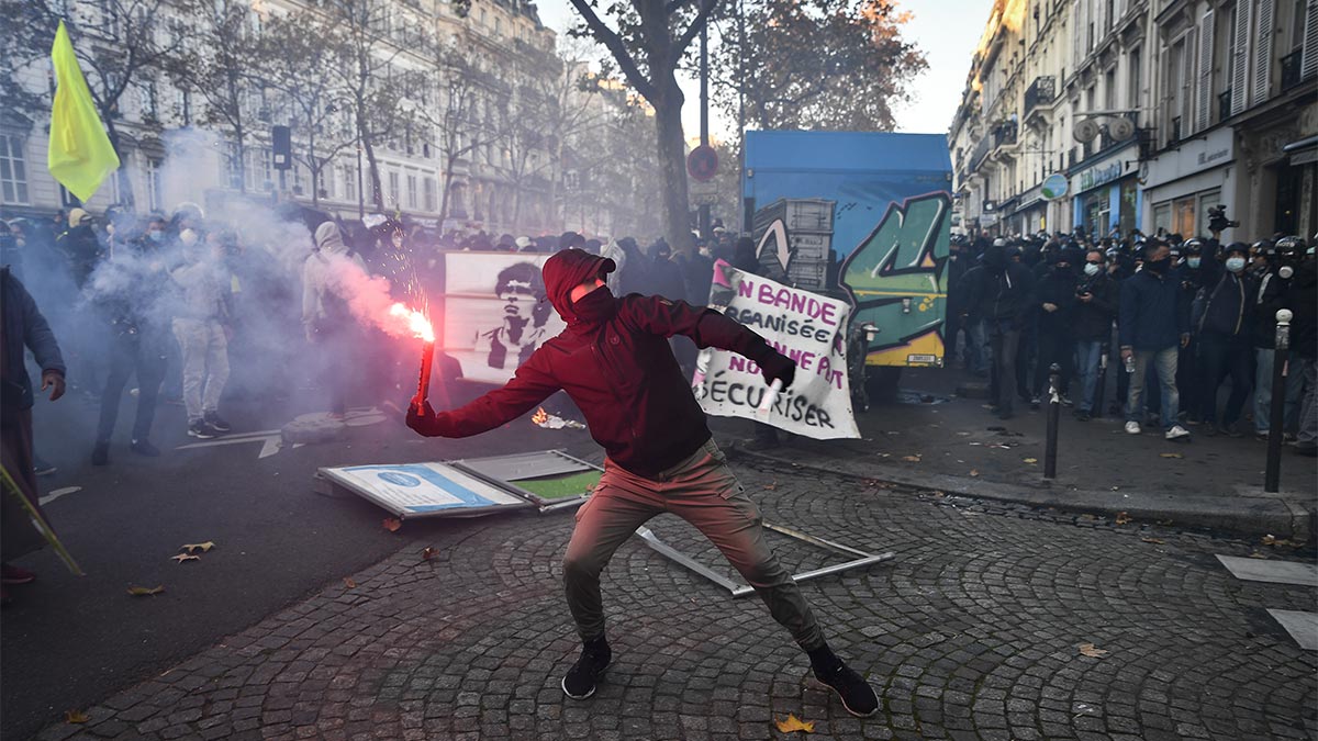 polis-siddeti-protesto-edenlere-gazli-mudahale