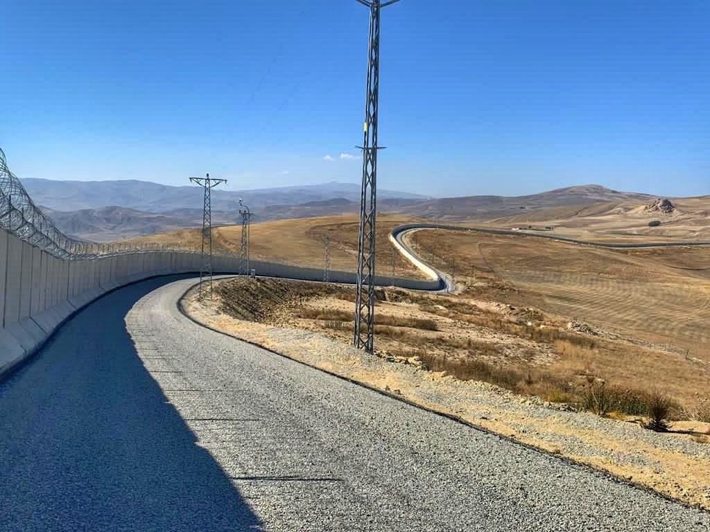 İran sınırına 81 kilometrelik duvar İran sınırına 81 kilometrelik duvar