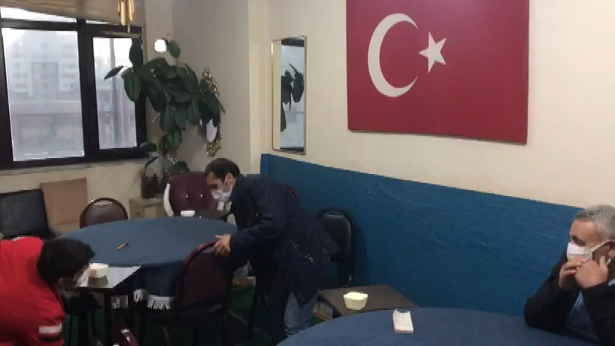 esenyurtta-cenazemiz-vardi-dediler-kahvehanede-oyun-oynarken-yakalandilar-6003-dhaphoto3