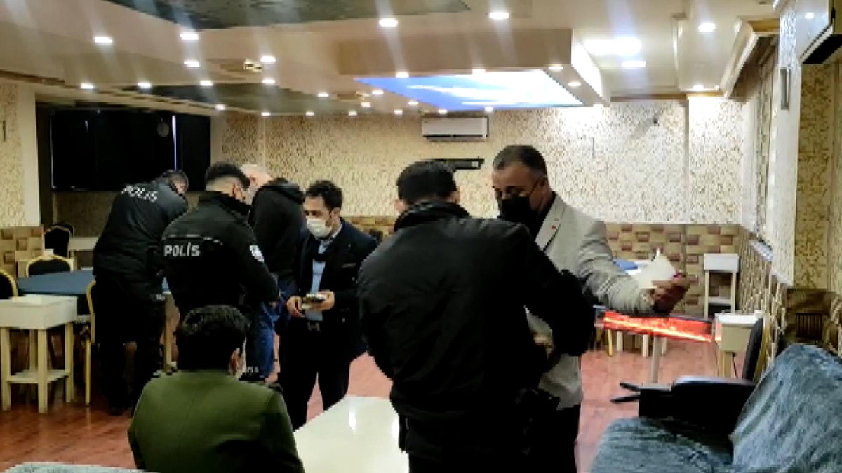 esenyurtta-cenazemiz-vardi-dediler-kahvehanede-oyun-oynarken-yakalandilar-6003-dhaphoto6