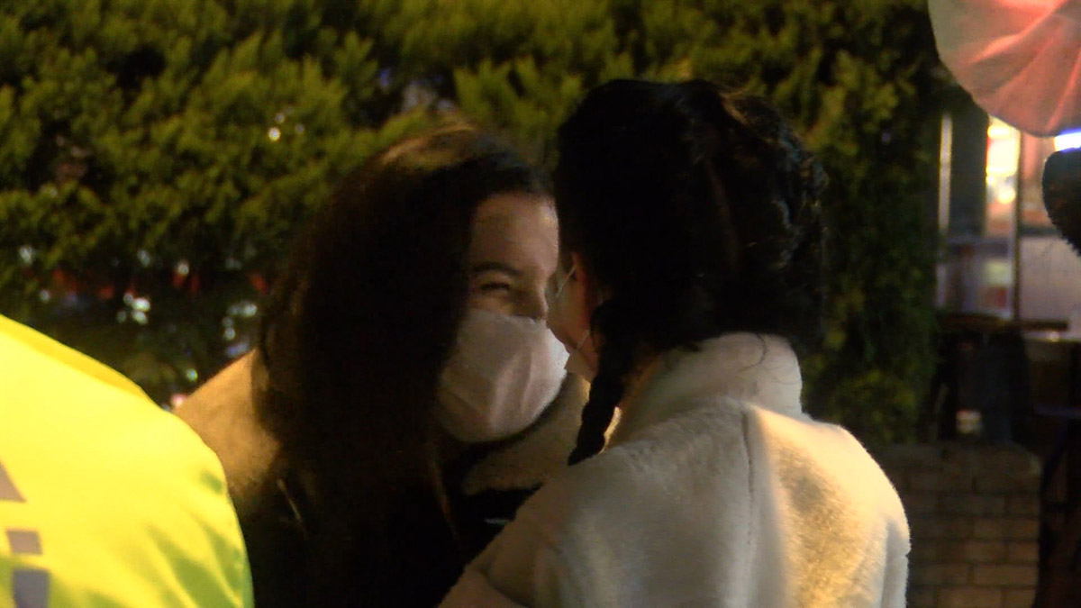 besiktasta-maskesiz-yakalanan-turist-kesilen-cezayi-gulerek-karsiladi-5792-dhaphoto2-1