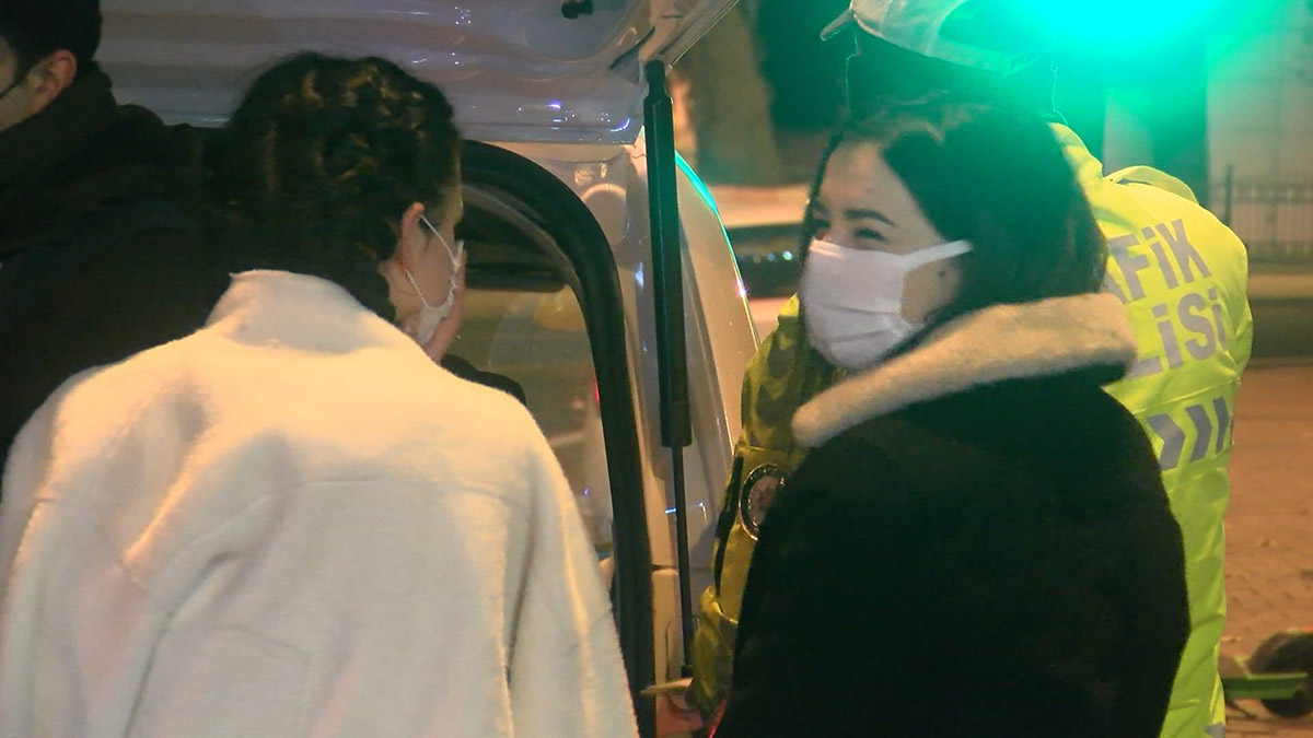 besiktasta-maskesiz-yakalanan-turist-kesilen-cezayi-gulerek-karsiladi-5792-dhaphoto3-1