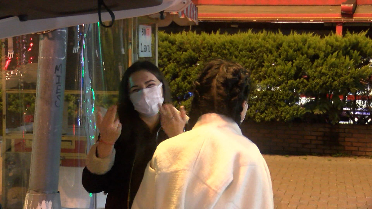 besiktasta-maskesiz-yakalanan-turist-kesilen-cezayi-gulerek-karsiladi-5792-dhaphoto4-1