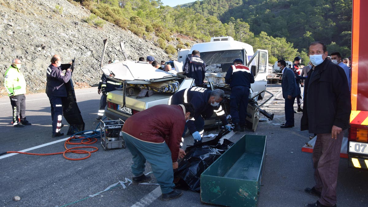 antalyada-feci-kaza-2-olu-1-yarali