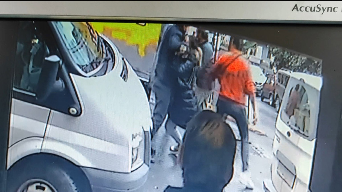 sislide-trafik-tartismasinda-silah-cekildi-o-anlar-kamerada-6261-dhaphoto1