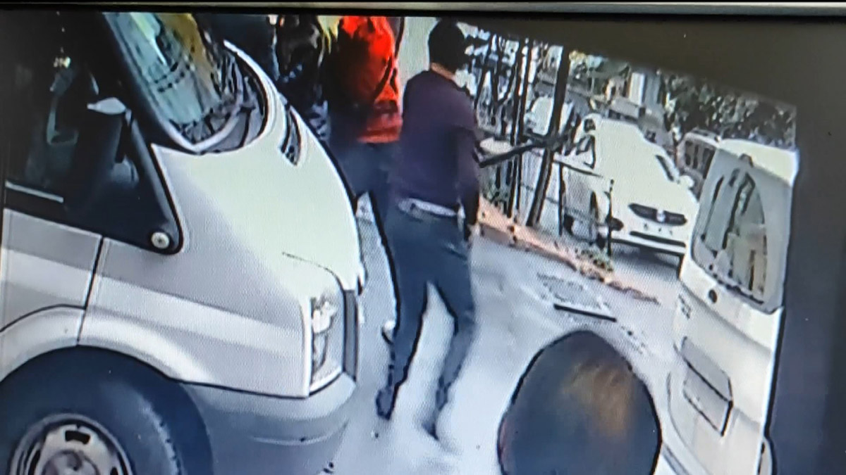 sislide-trafik-tartismasinda-silah-cekildi-o-anlar-kamerada-6261-dhaphoto5