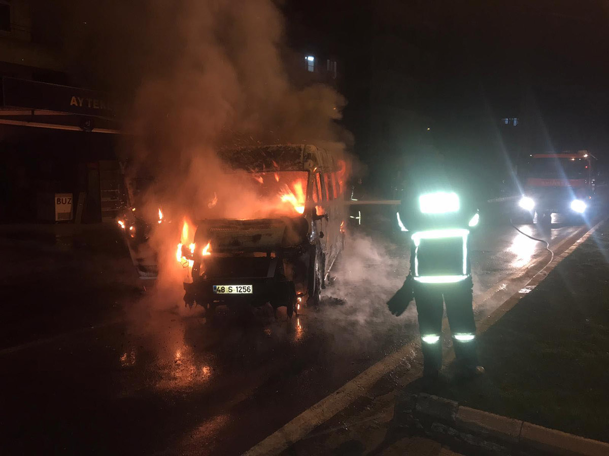 servis-minibusu-alev-alev-yandi-icindeki-12-saglikci-son-anda-kurtuldu-3443-dhaphoto2