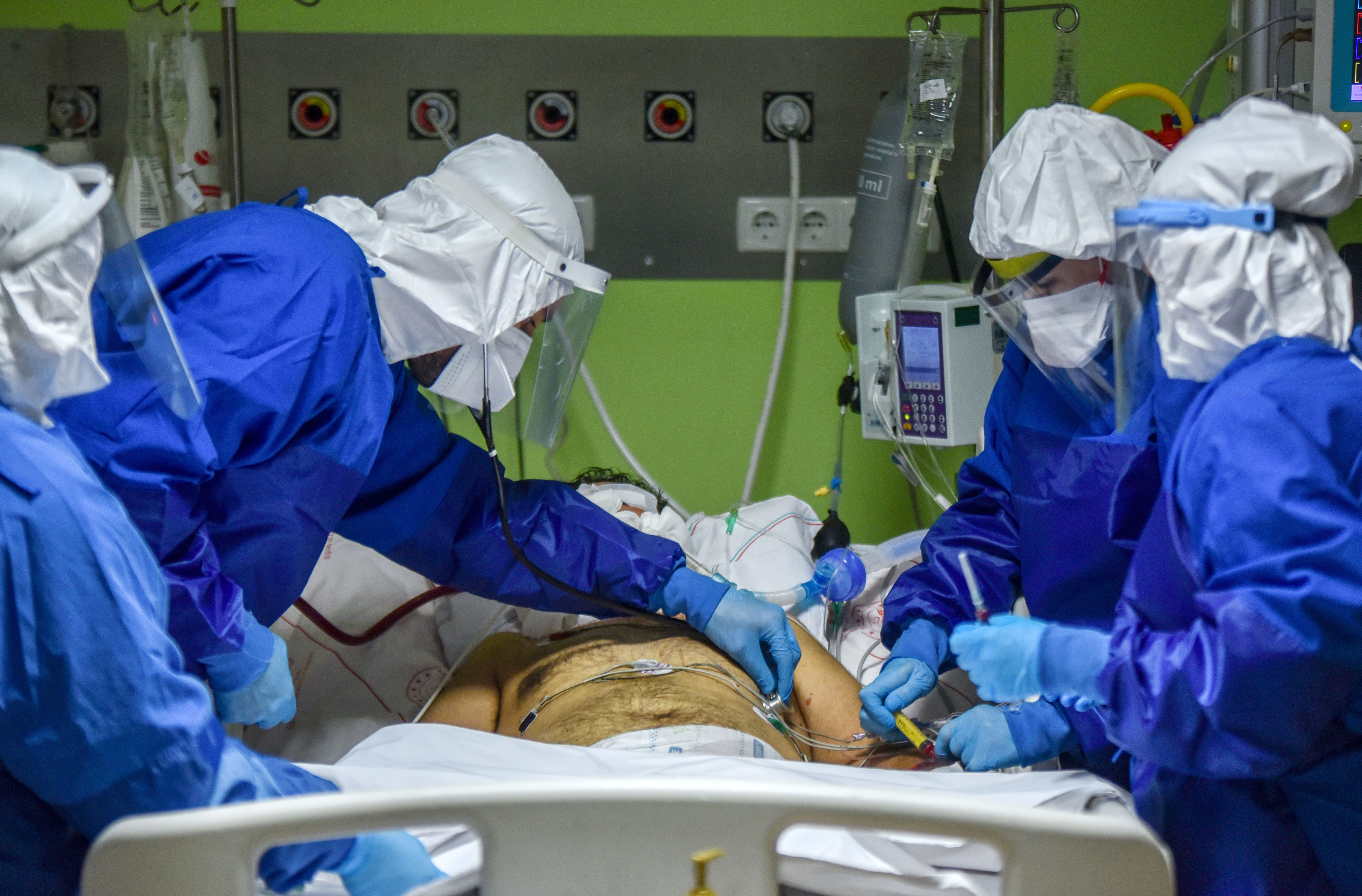 covid-19-yogun-bakiminda-9-aydir-kendi-istekleriyle-calisiyorlar-4745-dhaphoto4